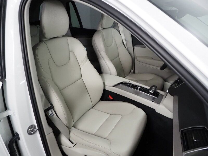 2025 Volvo XC90 T8 Plug-In Hybrid Plus AWD *NAVIGATION, DIGITAL COCKPIT, ADAPTIVE CRUISE, SAFETY ALERTS, 360 VIEW CAMERAS, PANORAMA MOONROOF, LEATHER, HEATED SEATS/STEERING, REMOTE START, 20 INCH WHEELS, APPLE CARPLAY