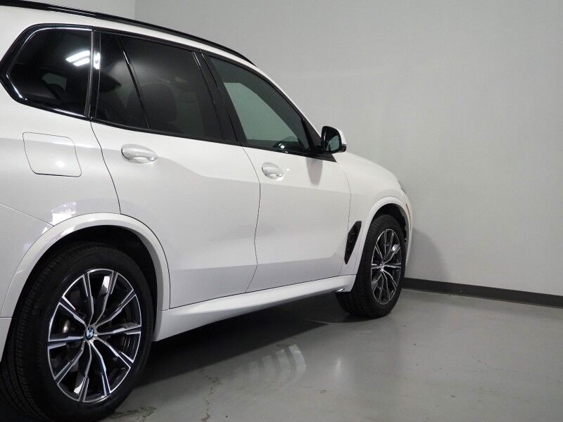 2026 BMW X5 sDrive40i *M SPORT PKG, HEADS-UP DISPLAY, NAVIGATION, LIVE COCKPIT PRO, SAFETY ALERTS, CURVED DISPLAY, 360 CAMERAS, PANORAMA MOONROOF, CLIMATE/MULTI-CONTOUR SEATS, HEATED STEERING, HARMAN/KARDON, WIRELESS CHARGING Round Rock TX