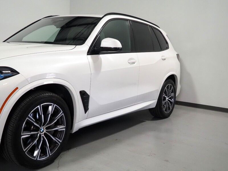 2026 BMW X5 sDrive40i *M SPORT PKG, HEADS-UP DISPLAY, NAVIGATION, LIVE COCKPIT PRO, SAFETY ALERTS, CURVED DISPLAY, 360 CAMERAS, PANORAMA MOONROOF, CLIMATE/MULTI-CONTOUR SEATS, HEATED STEERING, HARMAN/KARDON, WIRELESS CHARGING Round Rock TX