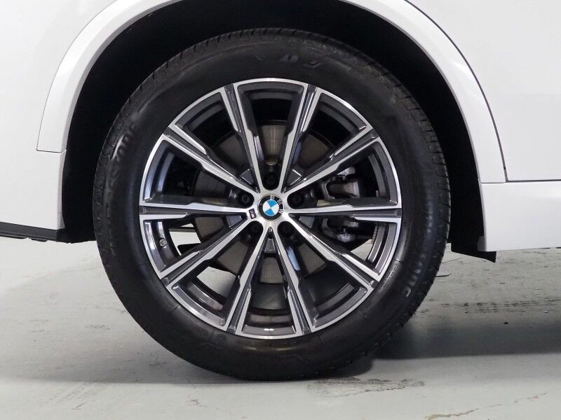 2026 BMW X5 sDrive40i *M SPORT PKG, HEADS-UP DISPLAY, NAVIGATION, LIVE COCKPIT PRO, SAFETY ALERTS, CURVED DISPLAY, 360 CAMERAS, PANORAMA MOONROOF, CLIMATE/MULTI-CONTOUR SEATS, HEATED STEERING, HARMAN/KARDON, WIRELESS CHARGING Round Rock TX