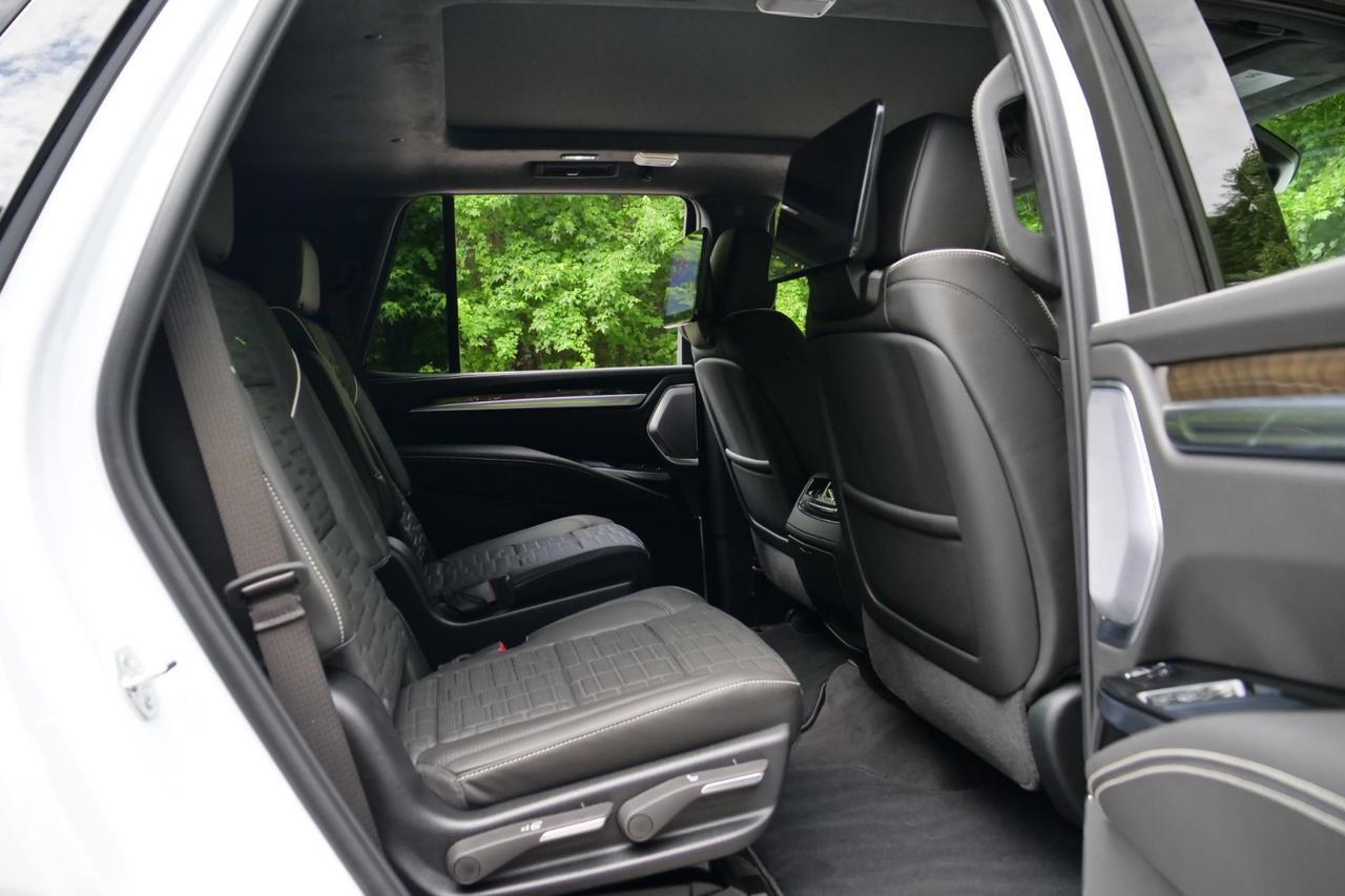 2026 Cadillac Escalade Platinum Sport / 4WD / Onyx PKG / Rear Entertainment! Lincolnton NC
