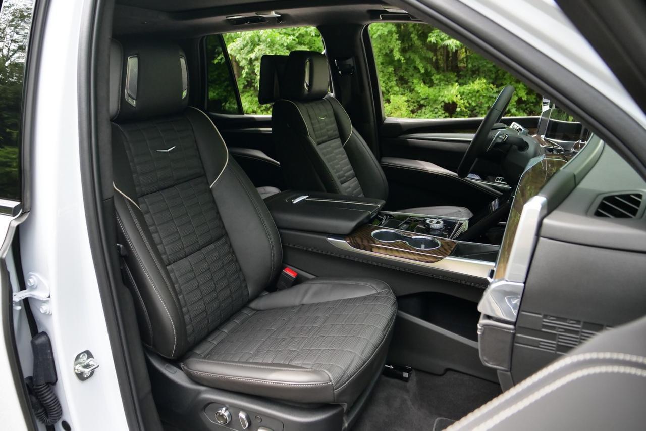 2026 Cadillac Escalade Platinum Sport / 4WD / Onyx PKG / Rear Entertainment! Lincolnton NC