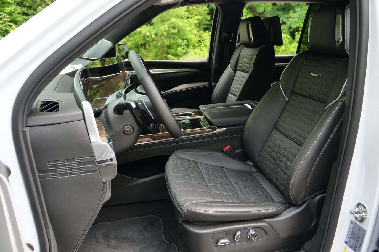2026 Cadillac Escalade Platinum Sport / 4WD / Onyx PKG / Rear Entertainment! Lincolnton NC