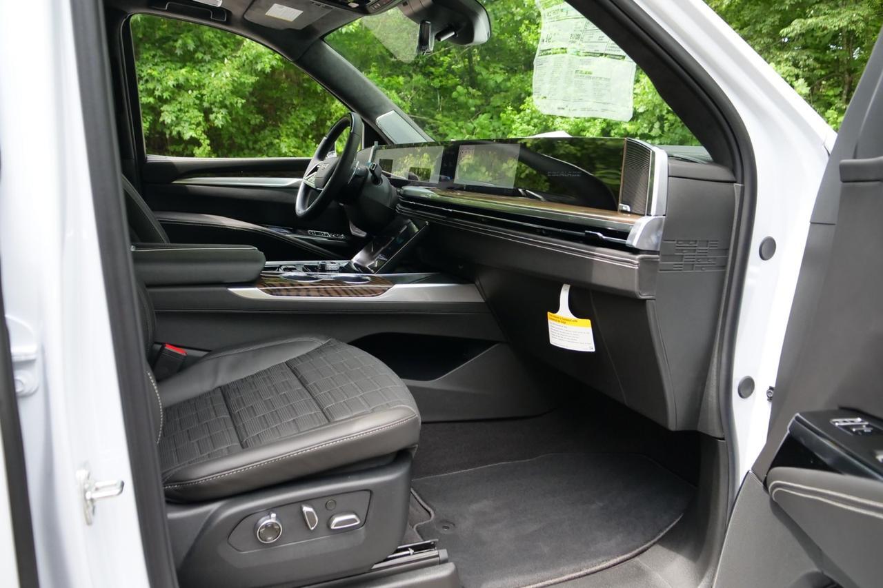 2026 Cadillac Escalade Platinum Sport / 4WD / Onyx PKG / Rear Entertainment! Lincolnton NC