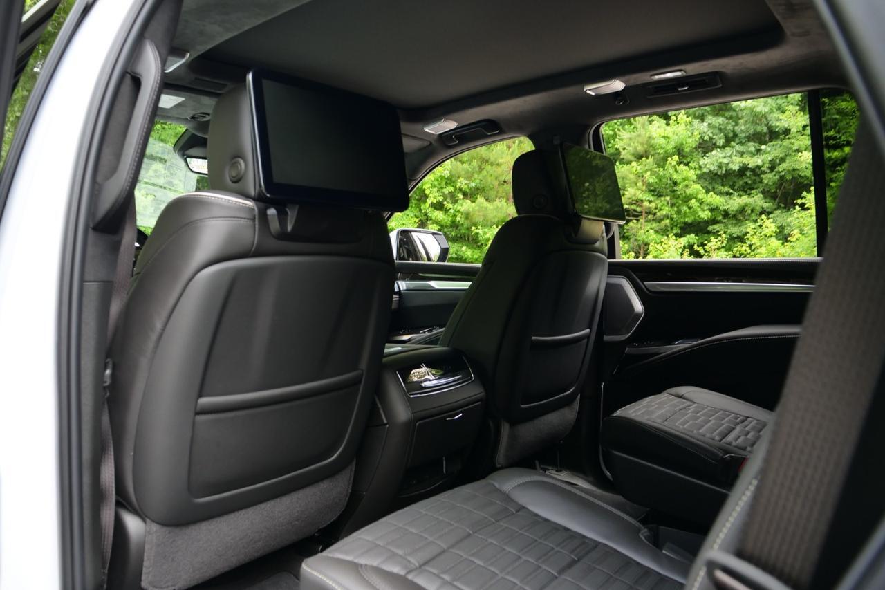 2026 Cadillac Escalade Platinum Sport / 4WD / Onyx PKG / Rear Entertainment! Lincolnton NC