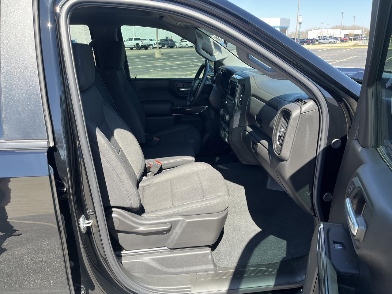 2026 Chevrolet Silverado 1500 Custom Trail Boss Crew Cab 4WD 3.0L DuramaxDiesel MidnightEdition w/Spray-OnBedliner BlackAssistStps Saukville WI