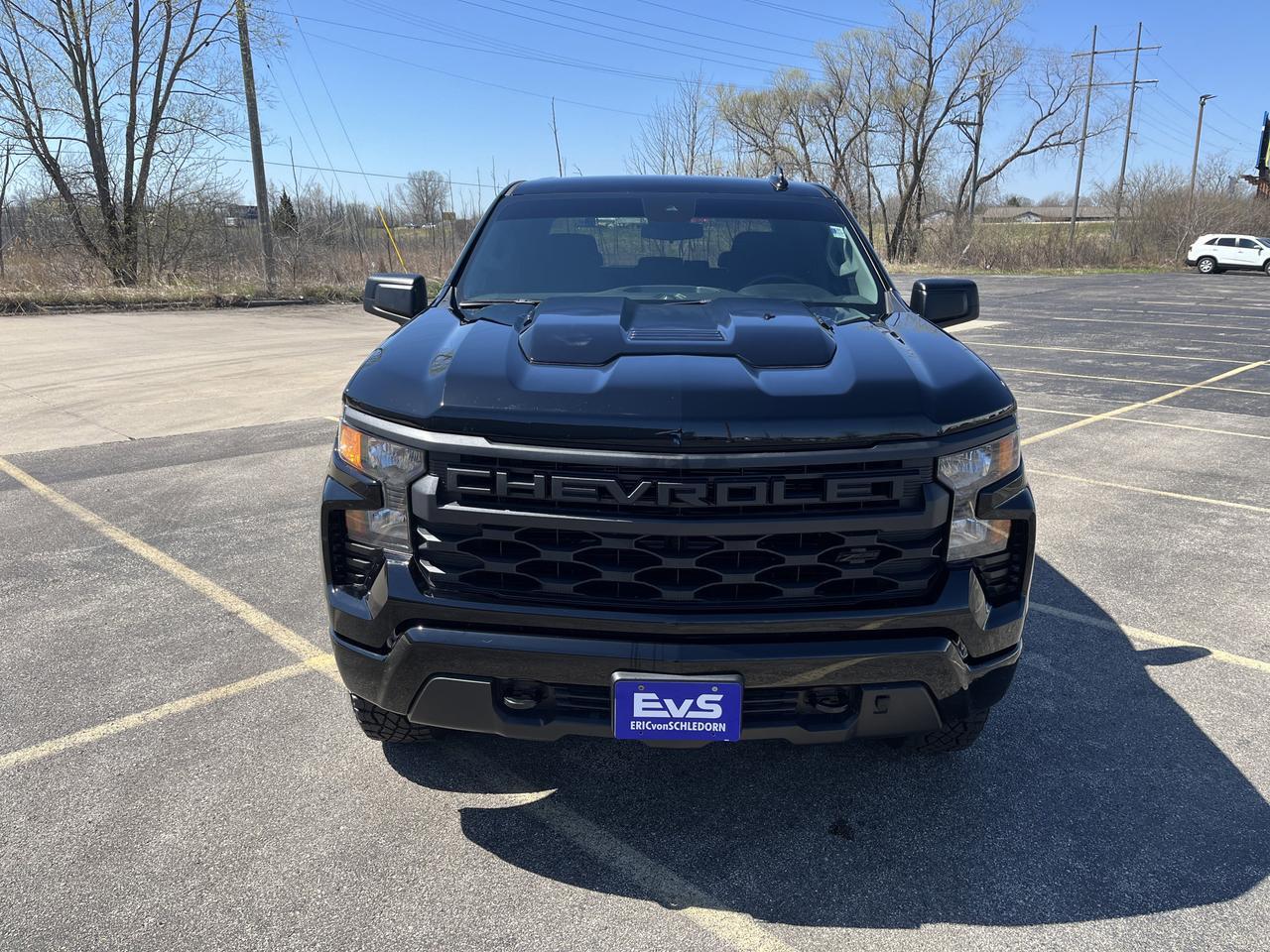 2026 Chevrolet Silverado 1500 Custom Trail Boss Crew Cab 4WD 3.0L DuramaxDiesel MidnightEdition w/Spray-OnBedliner BlackAssistStps