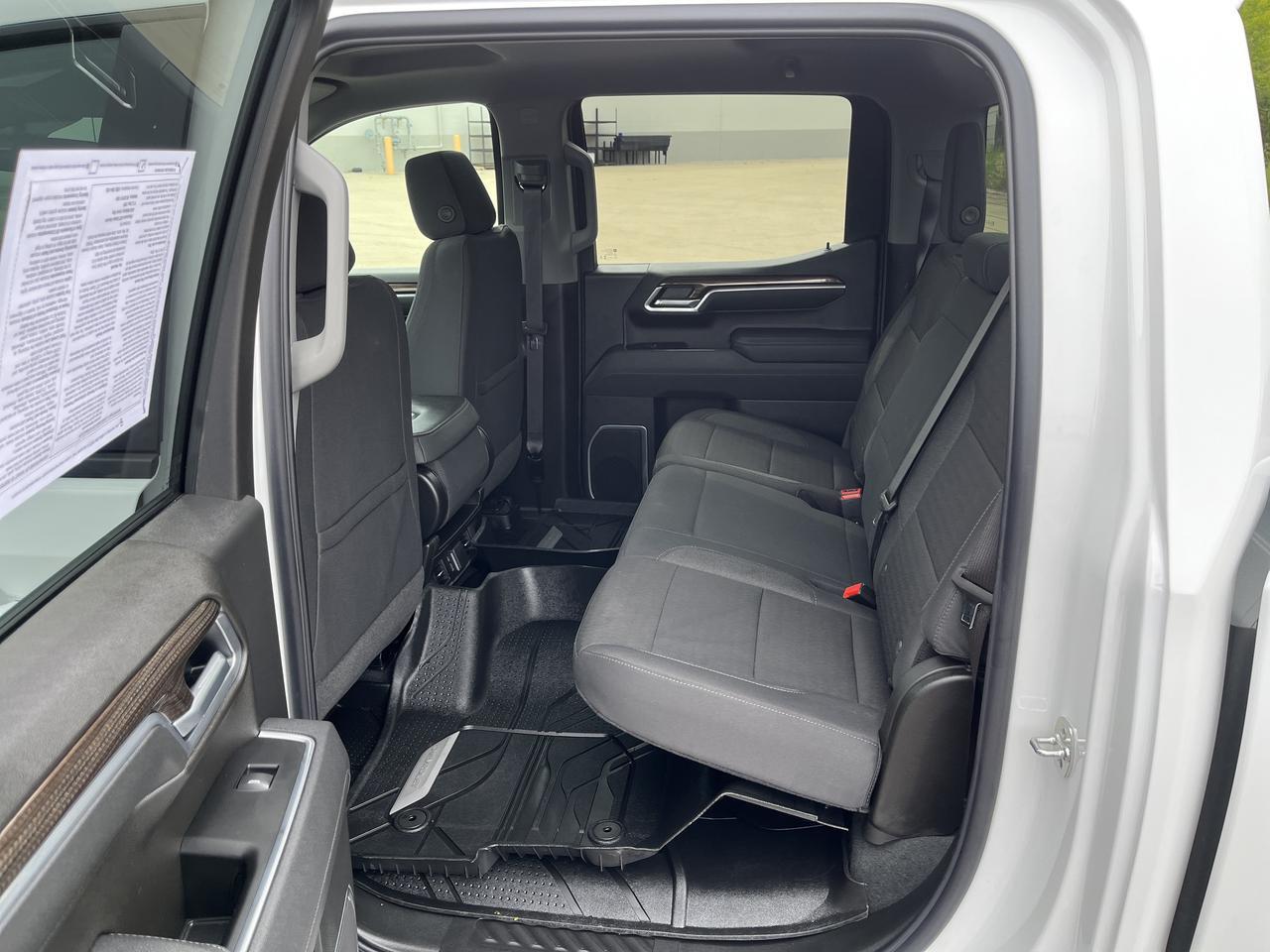 2026 Chevrolet Silverado 1500 RST Crew Cab 4WD RST-SelectPkg w/Spray-OnBedliner 4-InchBlackAssistSteps 20s AllTerrainTires Saukville WI