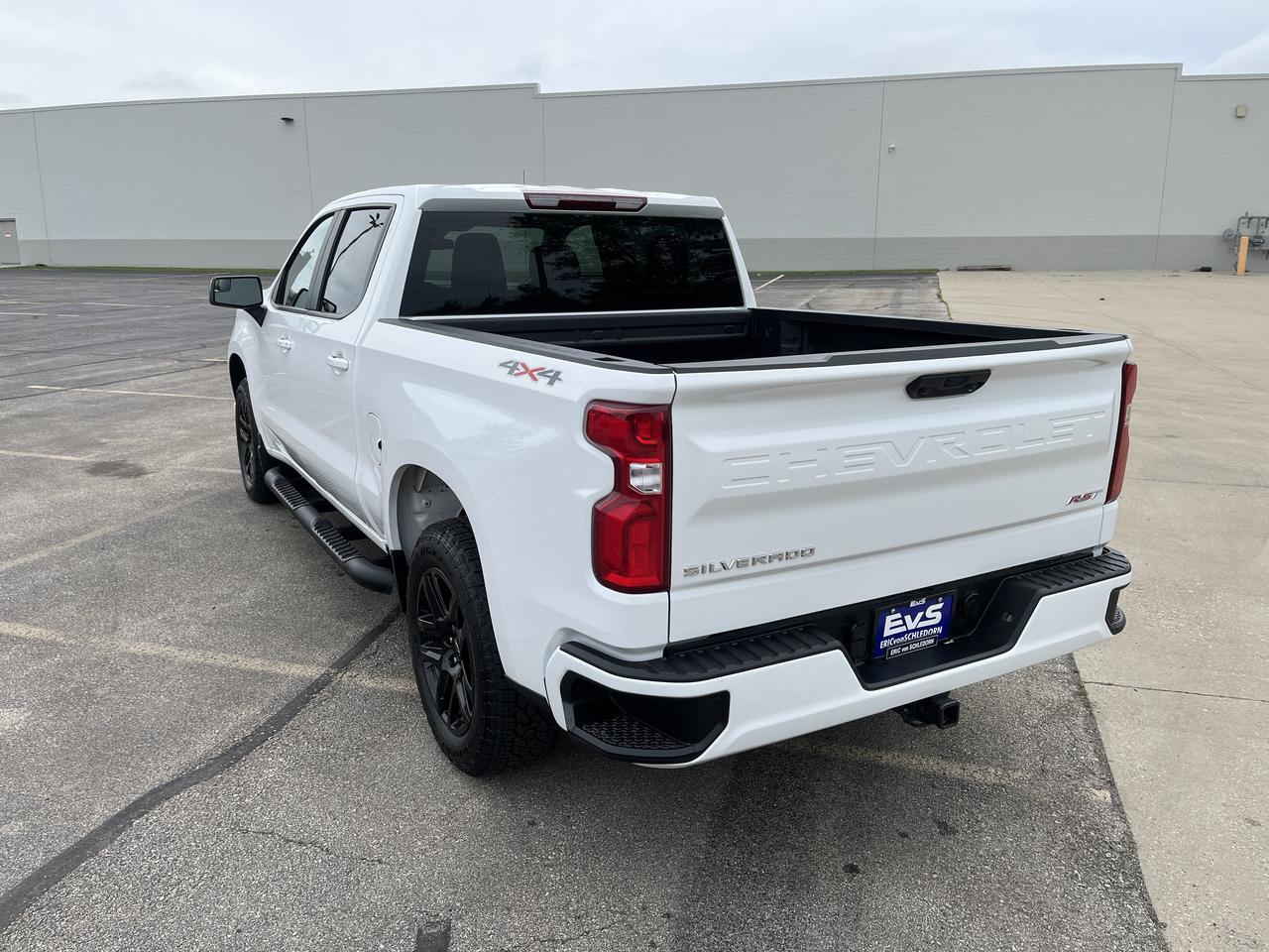 2026 Chevrolet Silverado 1500 RST Crew Cab 4WD RST-SelectPkg w/Spray-OnBedliner 4-InchBlackAssistSteps 20s AllTerrainTires Saukville WI