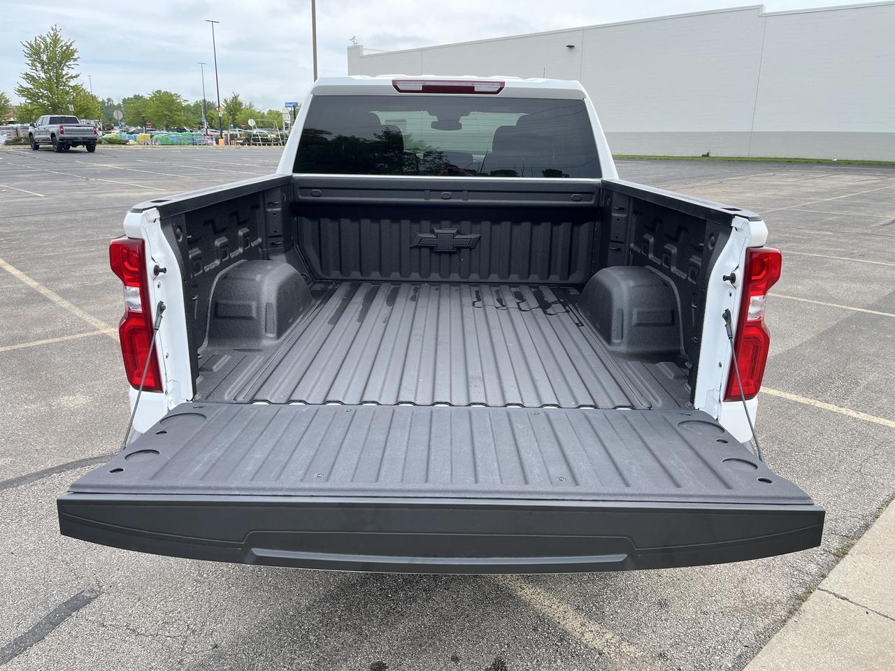 2026 Chevrolet Silverado 1500 RST Crew Cab 4WD RST-SelectPkg w/Spray-OnBedliner 4-InchBlackAssistSteps 20s AllTerrainTires Saukville WI