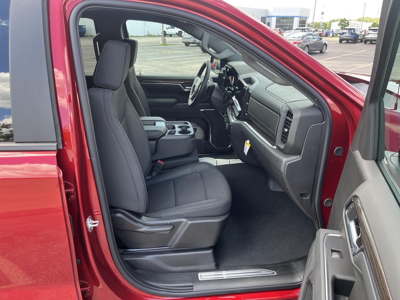2026 Chevrolet Silverado 1500 RST Crew Cab 4WD RST-SelectPkg w/Spray-OnBedliner 4-InchBlackAssistSteps 20s AllTerrainTires Saukville WI