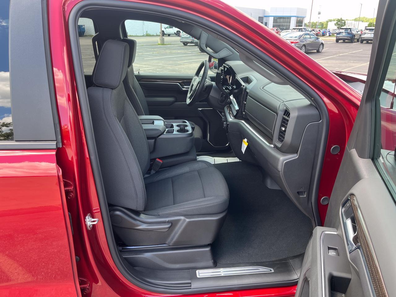 2026 Chevrolet Silverado 1500 RST Crew Cab 4WD RST-SelectPkg w/Spray-OnBedliner 4-InchBlackAssistSteps 20s AllTerrainTires Saukville WI