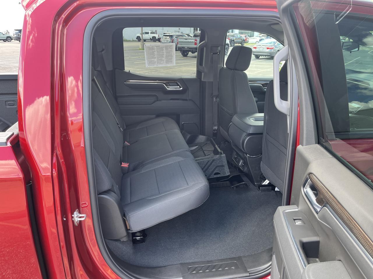 2026 Chevrolet Silverado 1500 RST Crew Cab 4WD RST-SelectPkg w/Spray-OnBedliner 4-InchBlackAssistSteps 20s AllTerrainTires Saukville WI