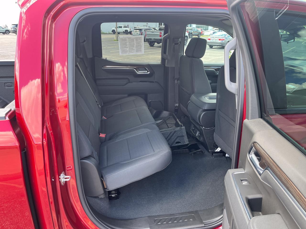 2026 Chevrolet Silverado 1500 RST Crew Cab 4WD RST-SelectPkg w/Spray-OnBedliner 4-InchBlackAssistSteps 20s AllTerrainTires Saukville WI