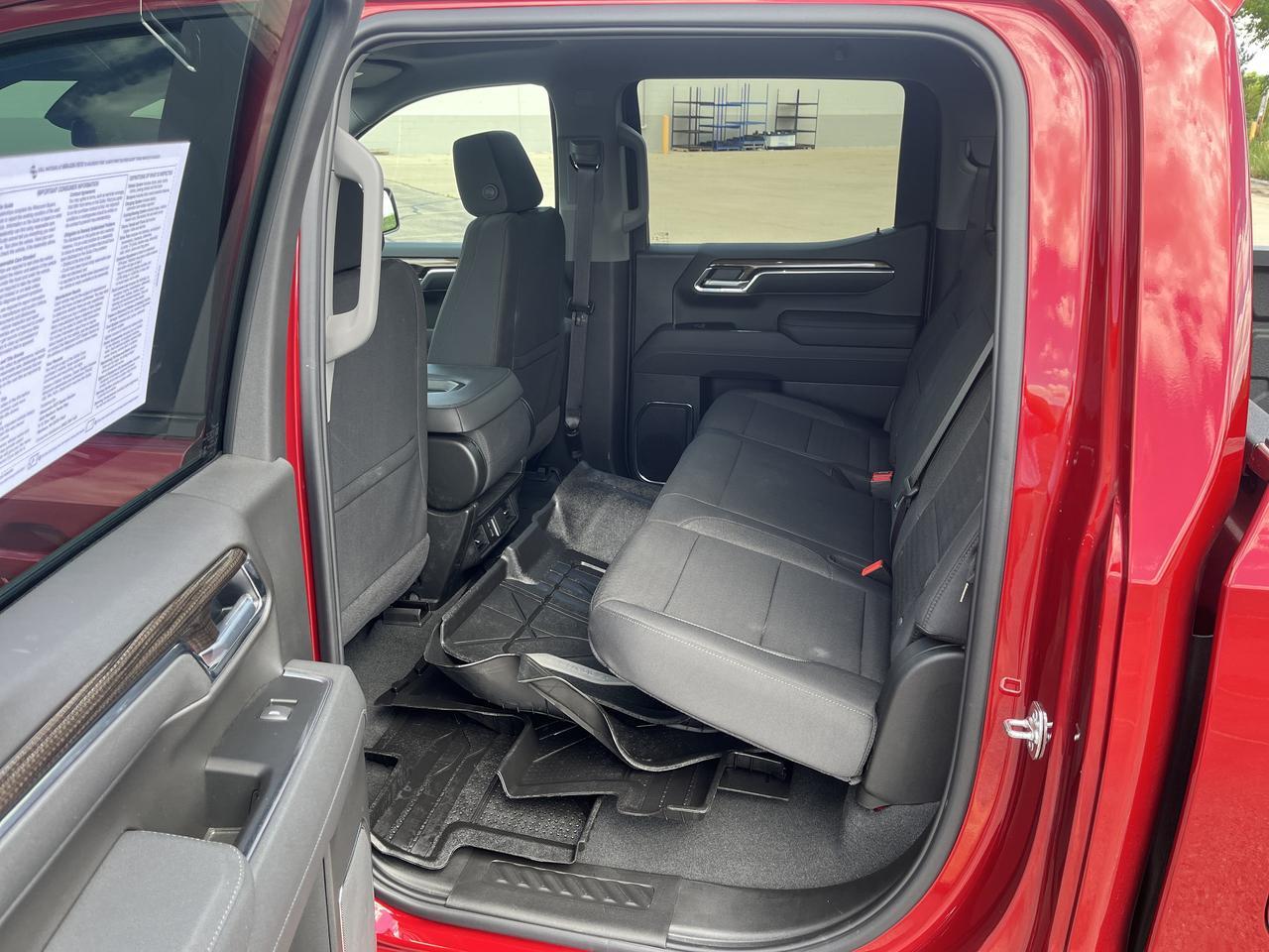 2026 Chevrolet Silverado 1500 RST Crew Cab 4WD RST-SelectPkg w/Spray-OnBedliner 4-InchBlackAssistSteps 20s AllTerrainTires Saukville WI