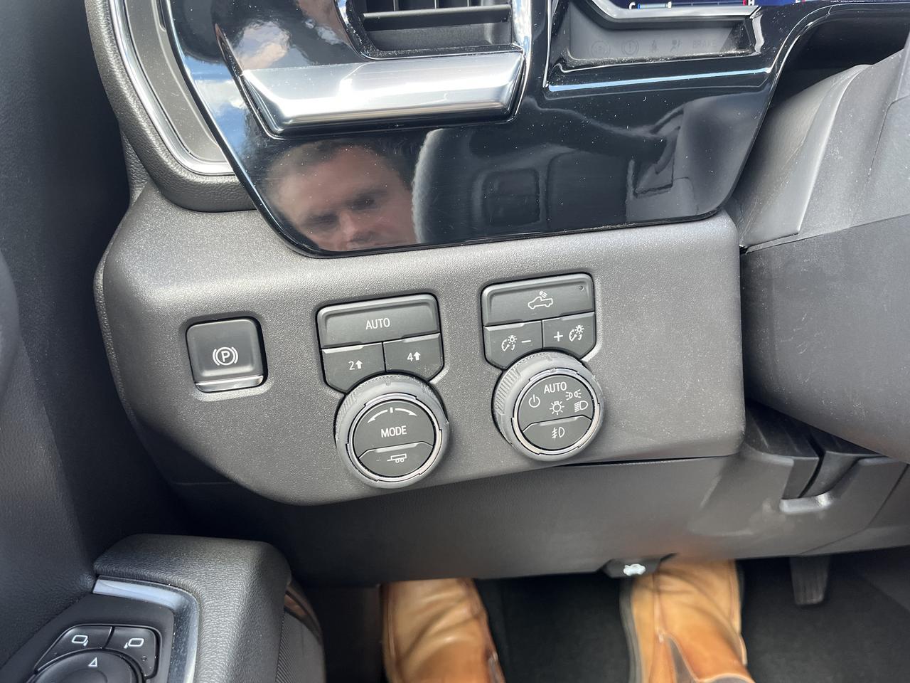 2026 Chevrolet Silverado 1500 RST Crew Cab 4WD RST-SelectPkg w/Spray-OnBedliner 4-InchBlackAssistSteps 20s AllTerrainTires Saukville WI