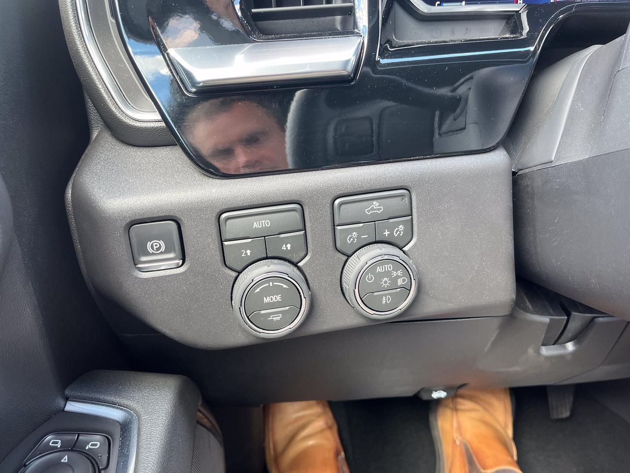 2026 Chevrolet Silverado 1500 RST Crew Cab 4WD RST-SelectPkg w/Spray-OnBedliner 4-InchBlackAssistSteps 20s AllTerrainTires Saukville WI