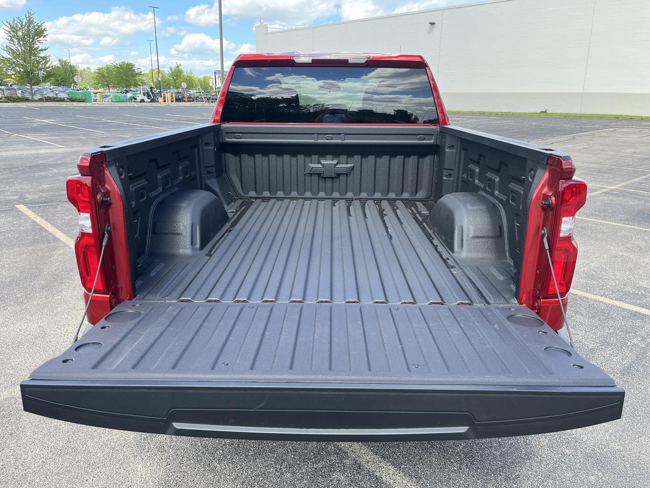 2026 Chevrolet Silverado 1500 RST Crew Cab 4WD RST-SelectPkg w/Spray-OnBedliner 4-InchBlackAssistSteps 20s AllTerrainTires Saukville WI