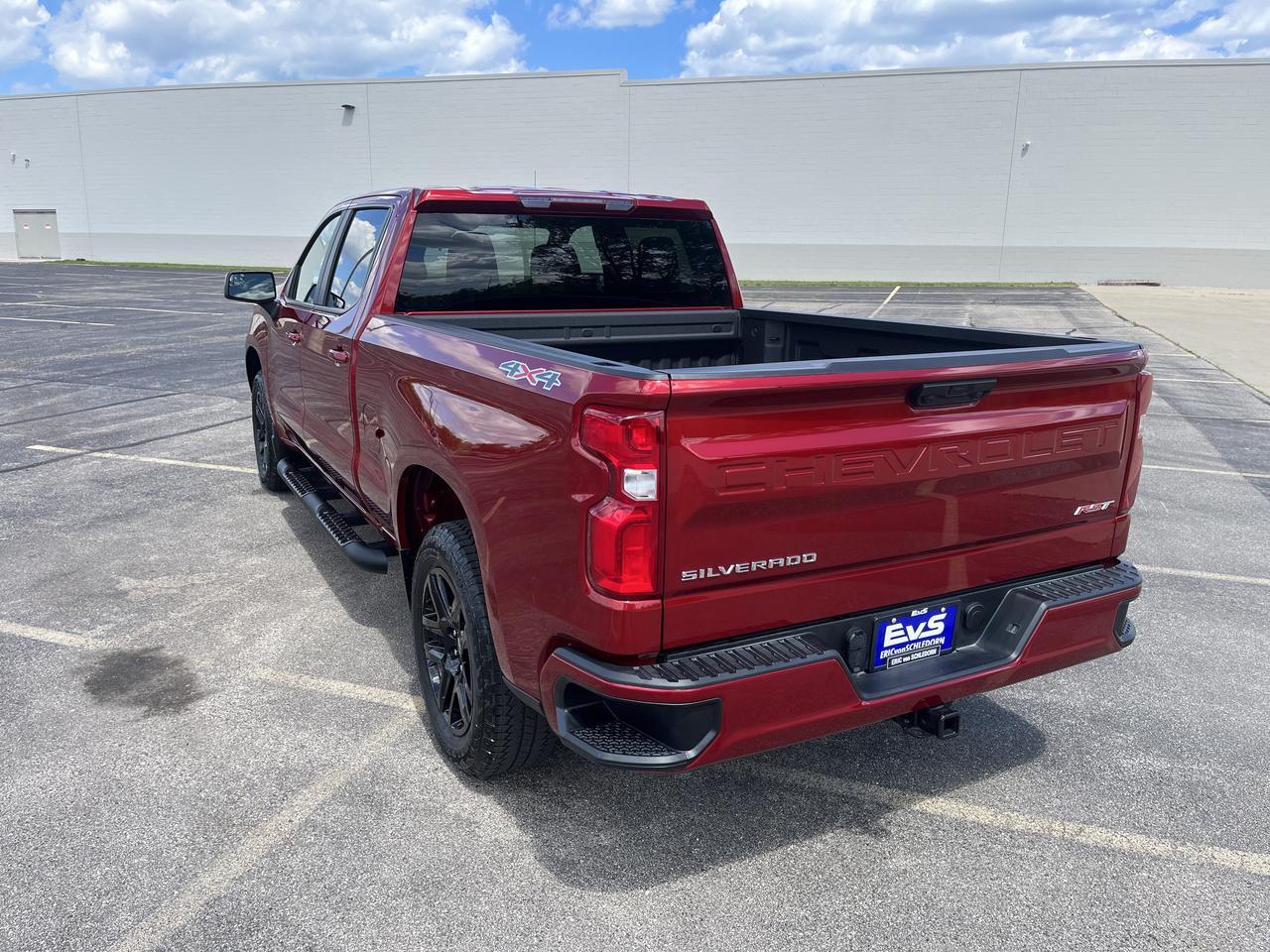 2026 Chevrolet Silverado 1500 RST Crew Cab 4WD RST-SelectPkg w/Spray-OnBedliner 4-InchBlackAssistSteps 20s AllTerrainTires Saukville WI