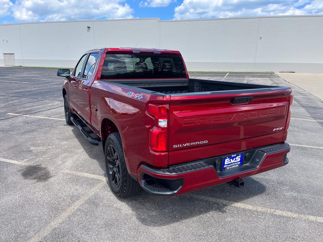 2026 Chevrolet Silverado 1500 RST Crew Cab 4WD RST-SelectPkg w/Spray-OnBedliner 4-InchBlackAssistSteps 20s AllTerrainTires Saukville WI