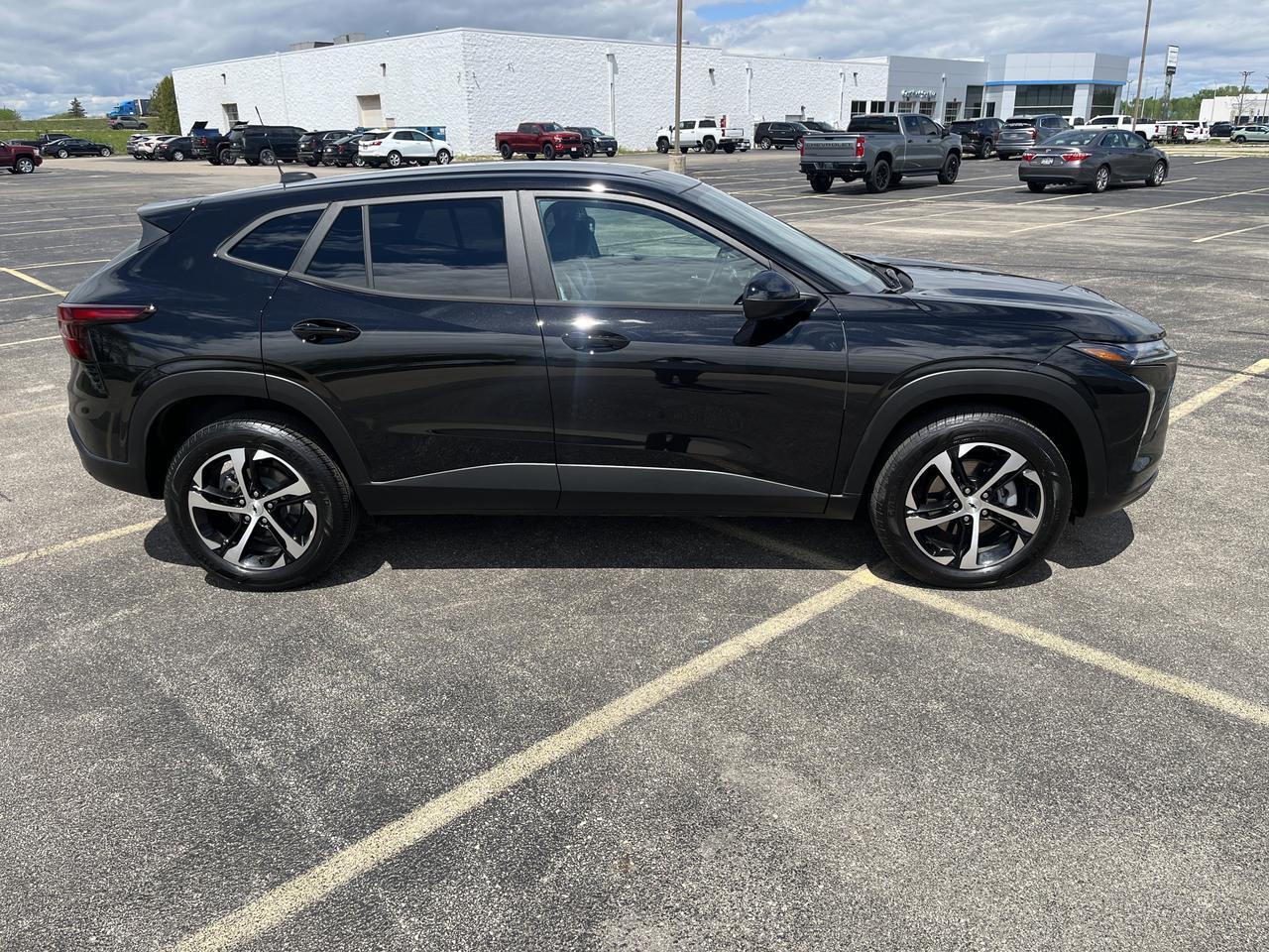 2026 Chevrolet Trax 1RS DriverConfidencePkg w/RearParkAssis LaneChangeAlert RearXTrafficAlert HtdSeats HtdSteeringWheel Saukville WI
