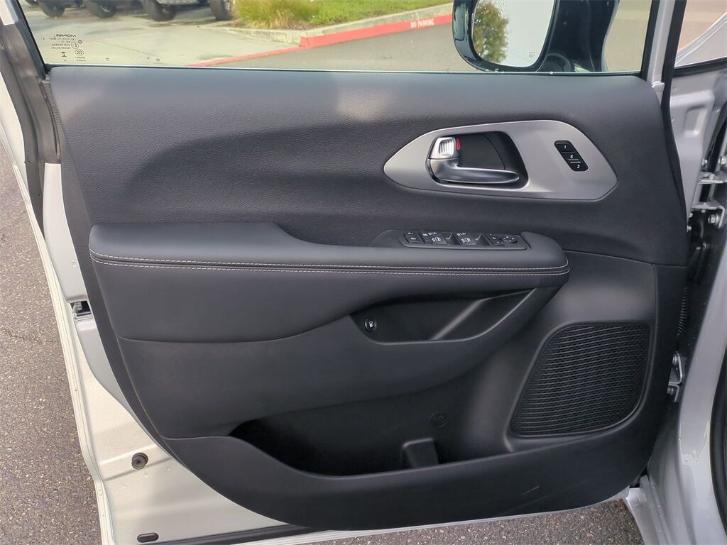 2026 Chrysler Pacifica Hybrid Select Gresham OR