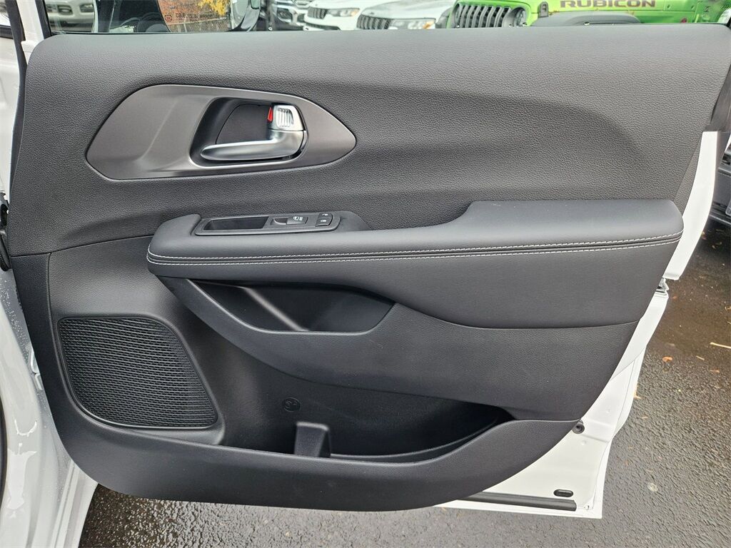 2026 Chrysler Pacifica Hybrid Select Gresham OR