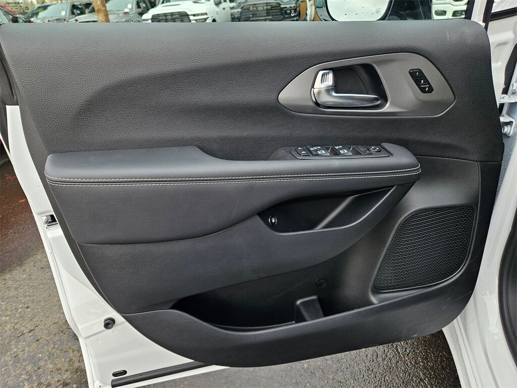 2026 Chrysler Pacifica Hybrid Select Gresham OR