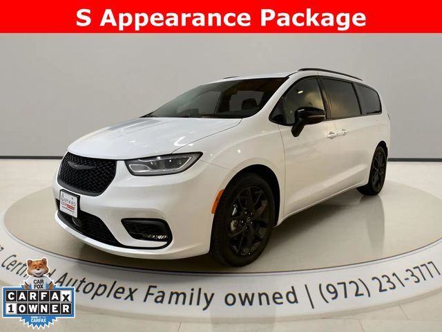 2026 Chrysler Pacifica Limited's photo