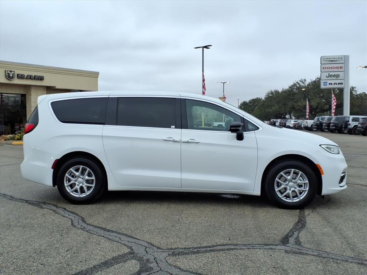 2026 Chrysler Pacifica Select