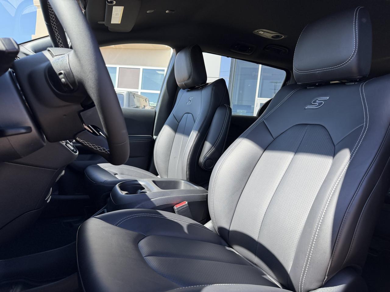 2026 Chrysler Pacifica Select AWD | Diamond Black Crystal Pearl | Pentastar V6 | S Appearance Package | 20IN Wheels Redwater AB
