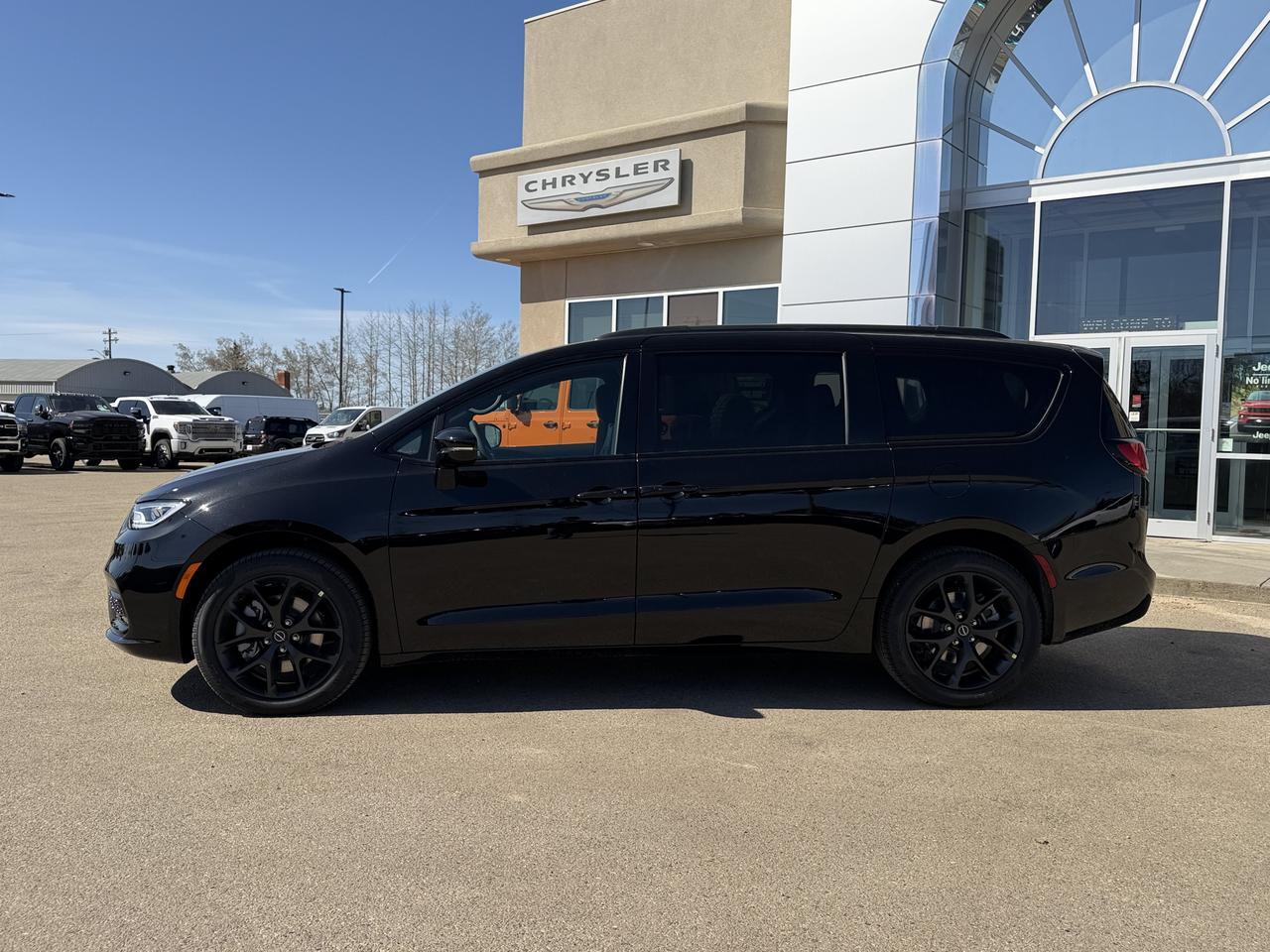 2026 Chrysler Pacifica Select AWD | Diamond Black Crystal Pearl | Pentastar V6 | S Appearance Package | 20IN Wheels Redwater AB