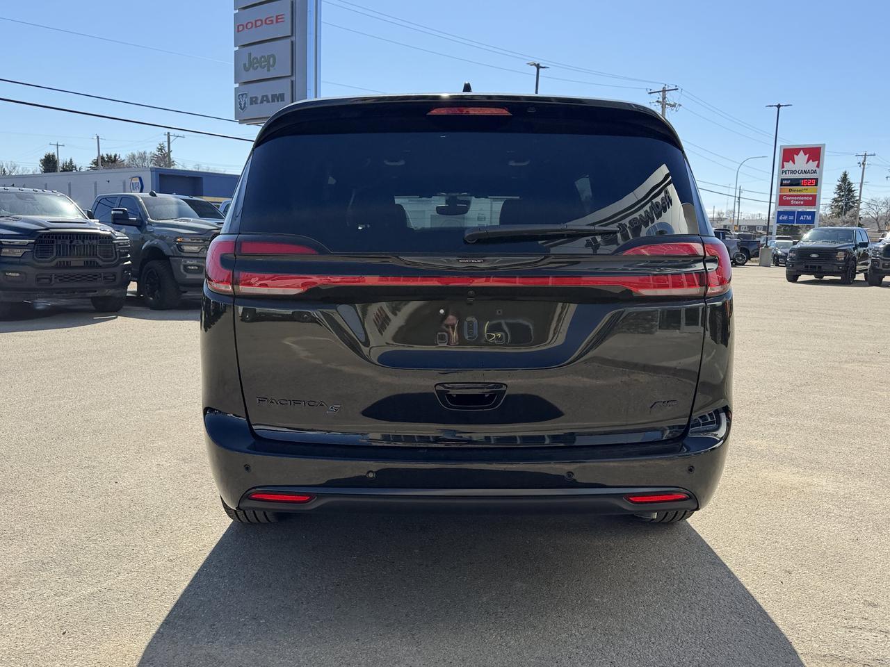 2026 Chrysler Pacifica Select AWD | Diamond Black Crystal Pearl | Pentastar V6 | S Appearance Package | 20IN Wheels Redwater AB