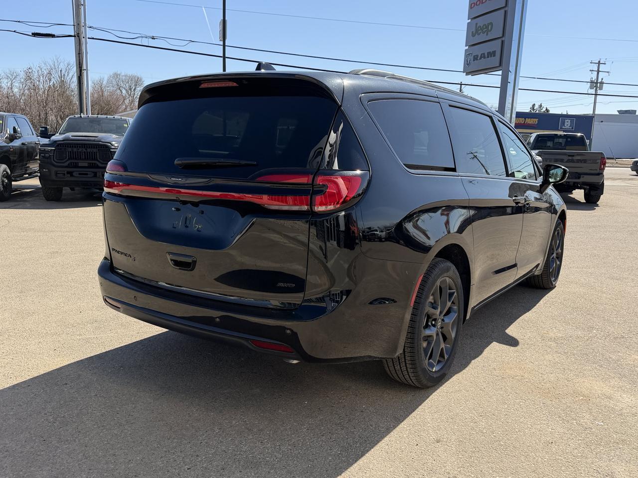 2026 Chrysler Pacifica Select AWD | Diamond Black Crystal Pearl | Pentastar V6 | S Appearance Package | 20IN Wheels Redwater AB