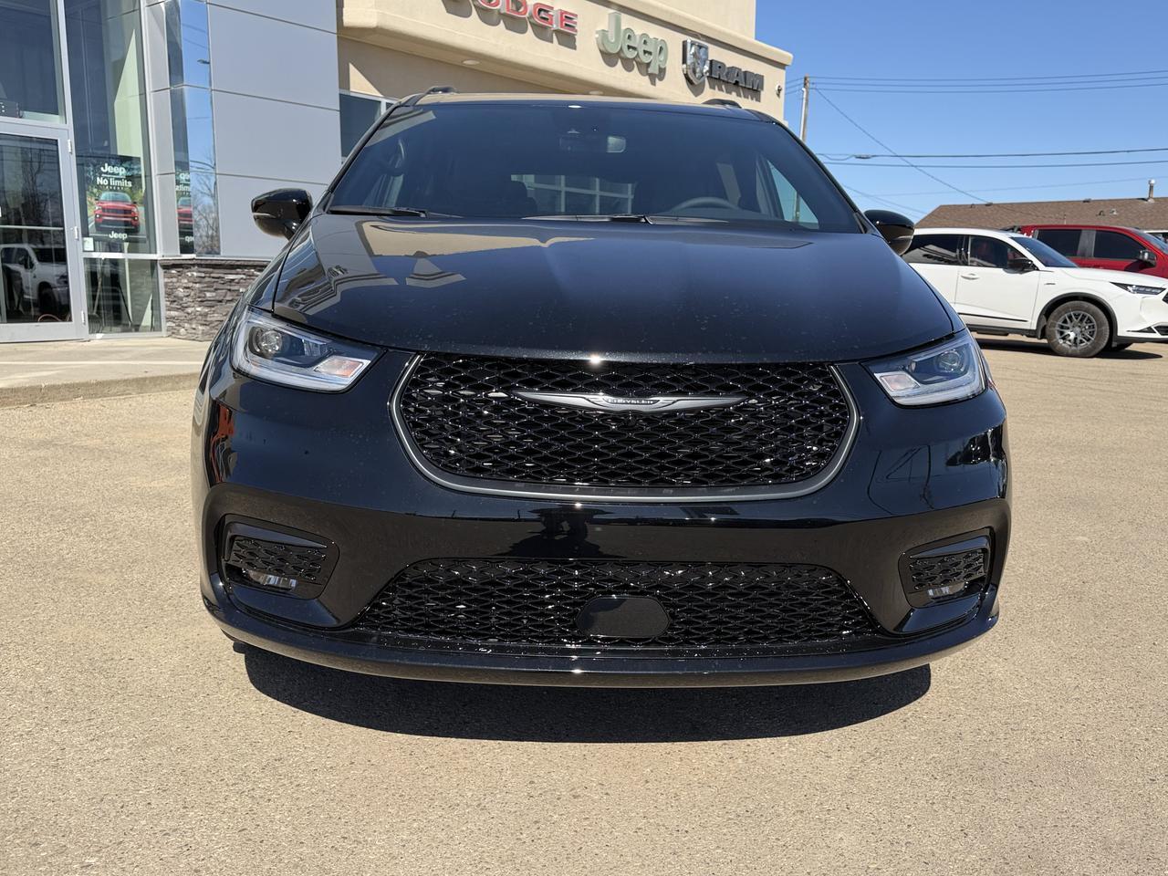 2026 Chrysler Pacifica Select AWD | Diamond Black Crystal Pearl | Pentastar V6 | S Appearance Package | 20IN Wheels Redwater AB