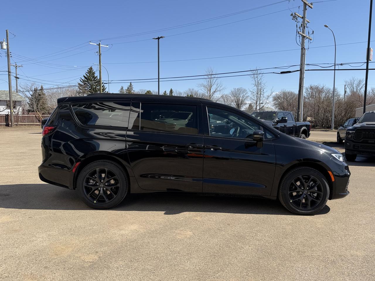 2026 Chrysler Pacifica Select AWD | Diamond Black Crystal Pearl | Pentastar V6 | S Appearance Package | 20IN Wheels Redwater AB