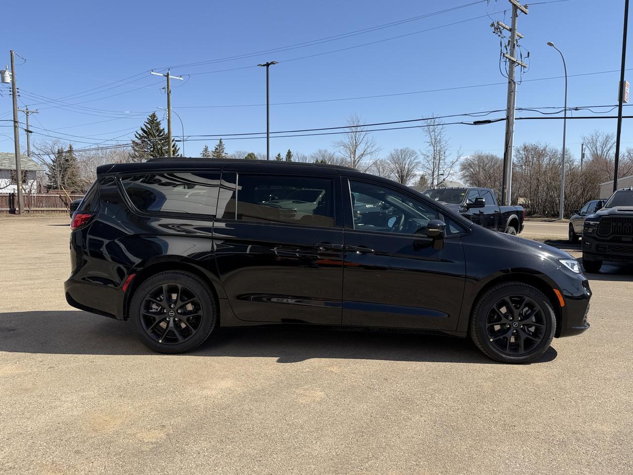 2026 Chrysler Pacifica Select AWD | Diamond Black Crystal Pearl | Pentastar V6 | S Appearance Package | 20IN Wheels Redwater AB