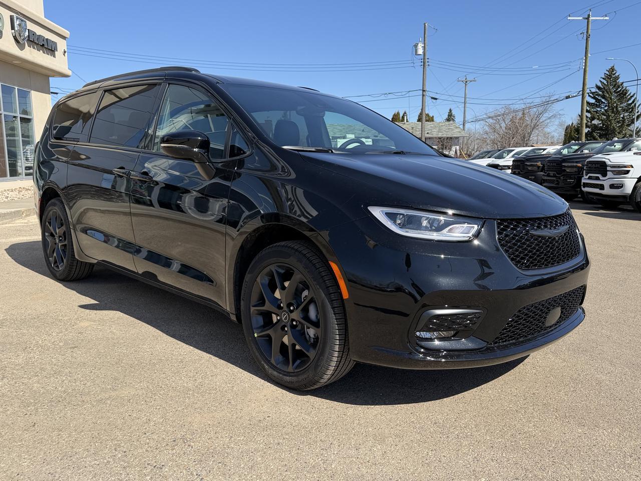 2026 Chrysler Pacifica Select AWD | Diamond Black Crystal Pearl | Pentastar V6 | S Appearance Package | 20IN Wheels Redwater AB