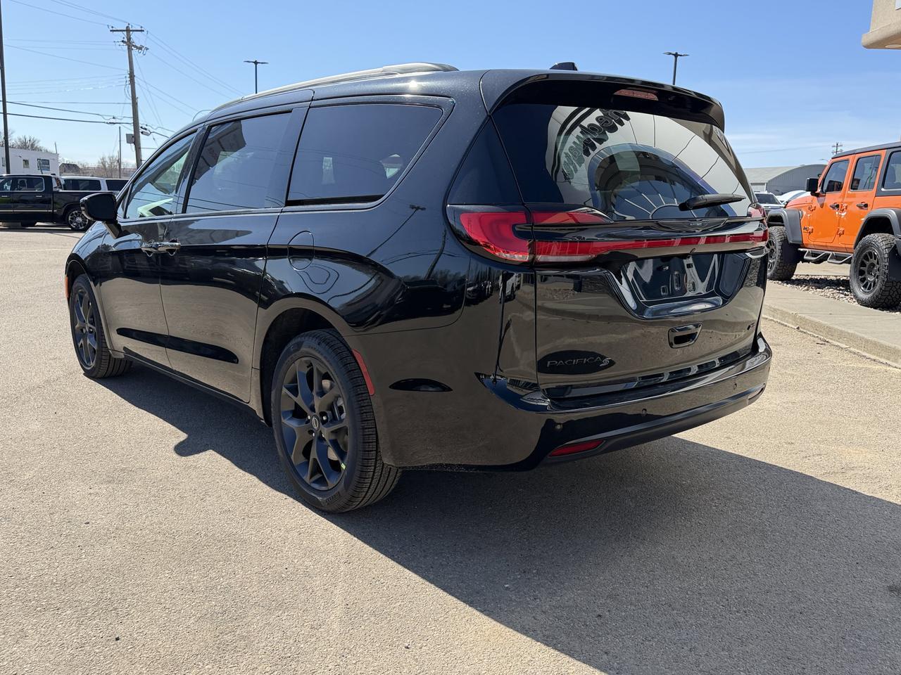 2026 Chrysler Pacifica Select AWD | Diamond Black Crystal Pearl | Pentastar V6 | S Appearance Package | 20IN Wheels Redwater AB