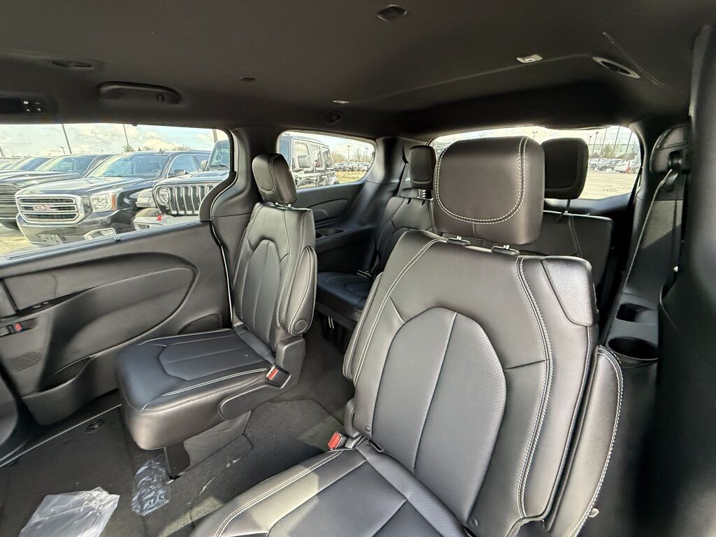 2026 Chrysler Pacifica Select Crestwood KY