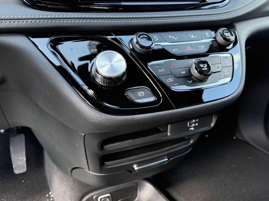 2026 Chrysler Pacifica Select Crestwood KY