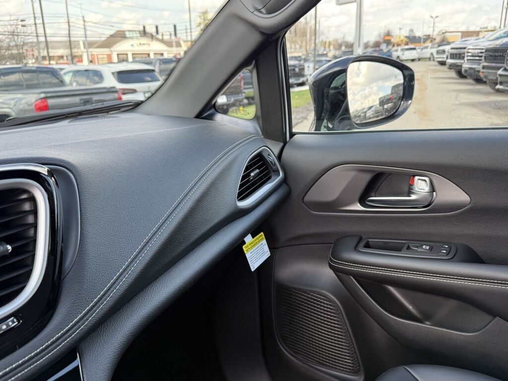 2026 Chrysler Pacifica Select Crestwood KY