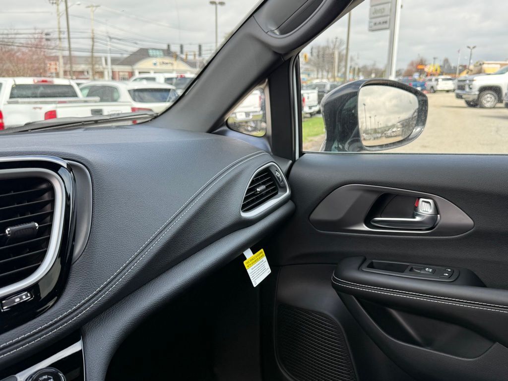 2026 Chrysler Pacifica Select Crestwood KY