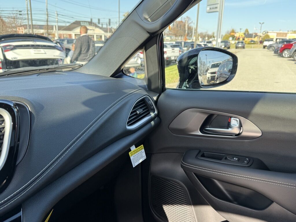 2026 Chrysler Pacifica Select Crestwood KY