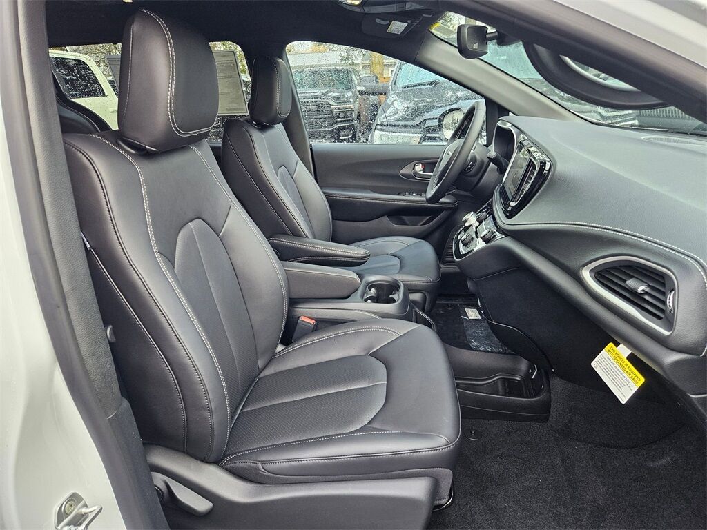 2026 Chrysler Pacifica Select Gresham OR