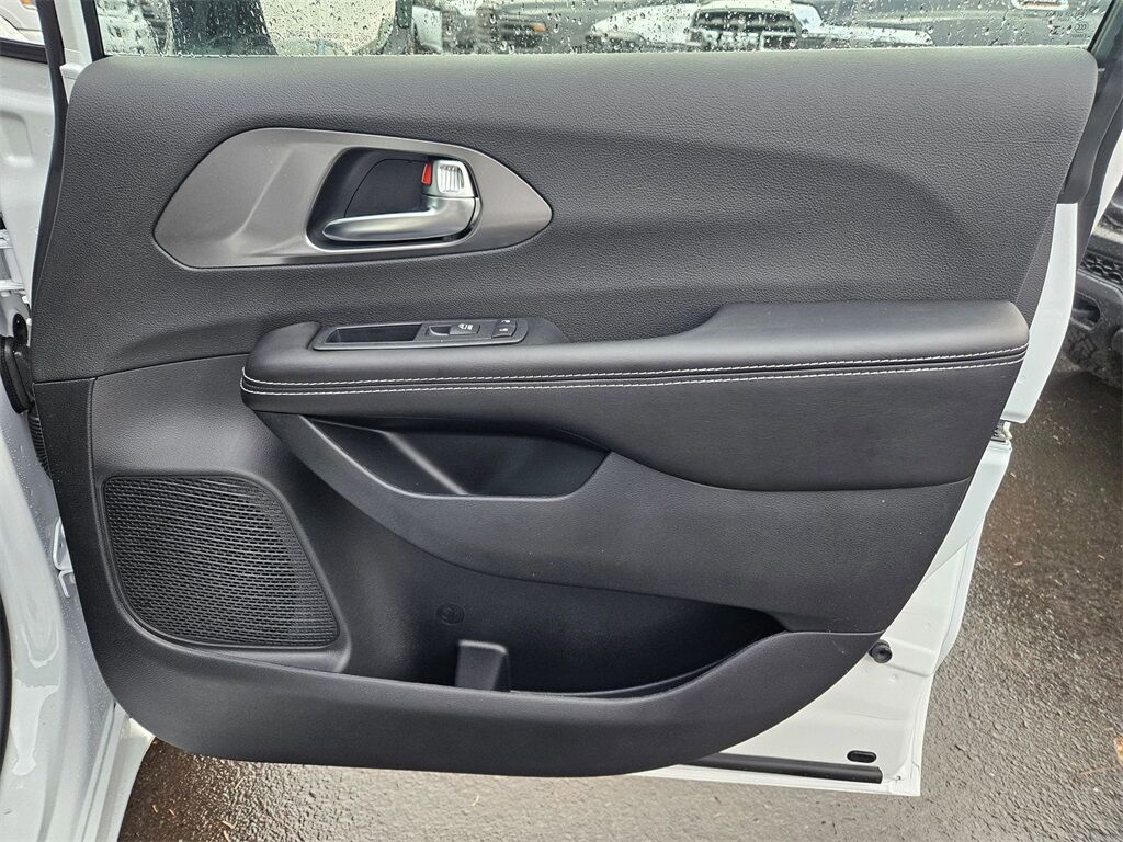 2026 Chrysler Pacifica Select Gresham OR