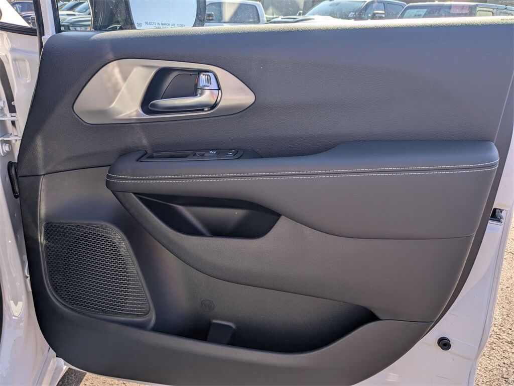 2026 Chrysler Pacifica Select Gresham OR