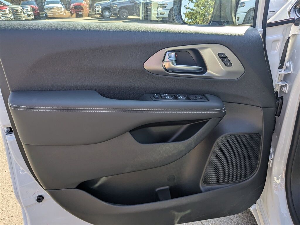 2026 Chrysler Pacifica Select Gresham OR