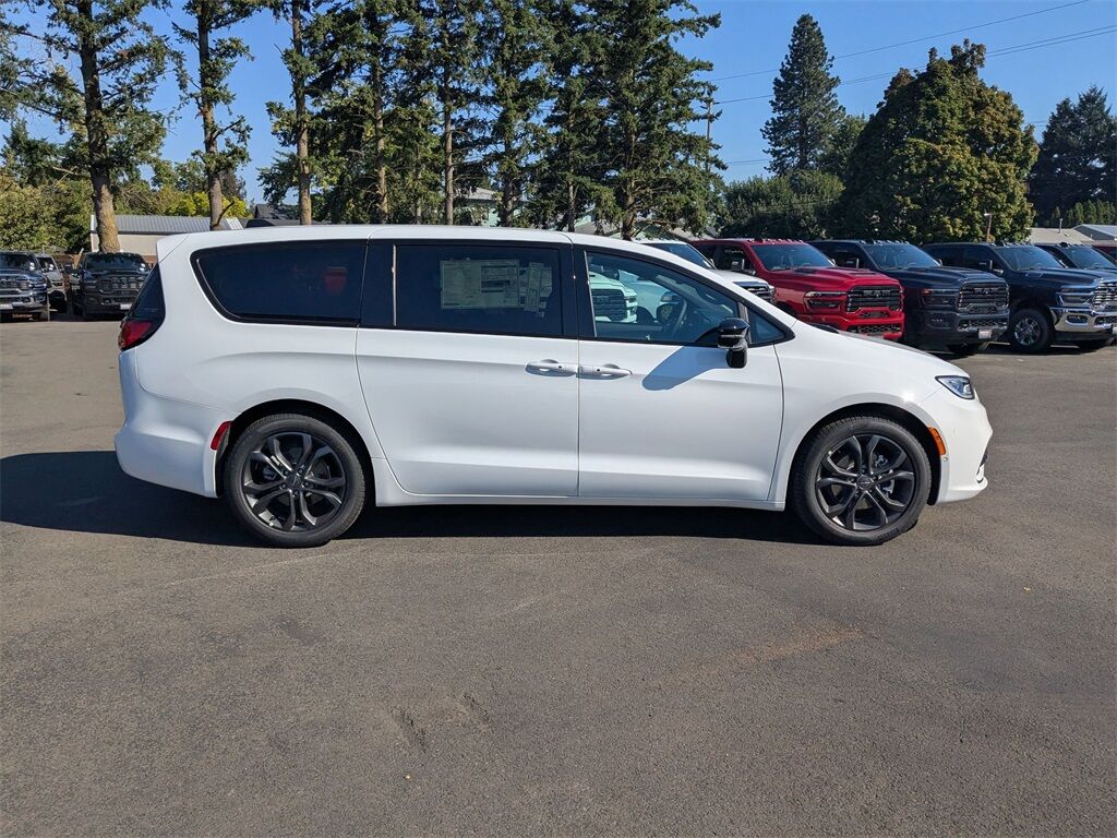 2026 Chrysler Pacifica Select Gresham OR