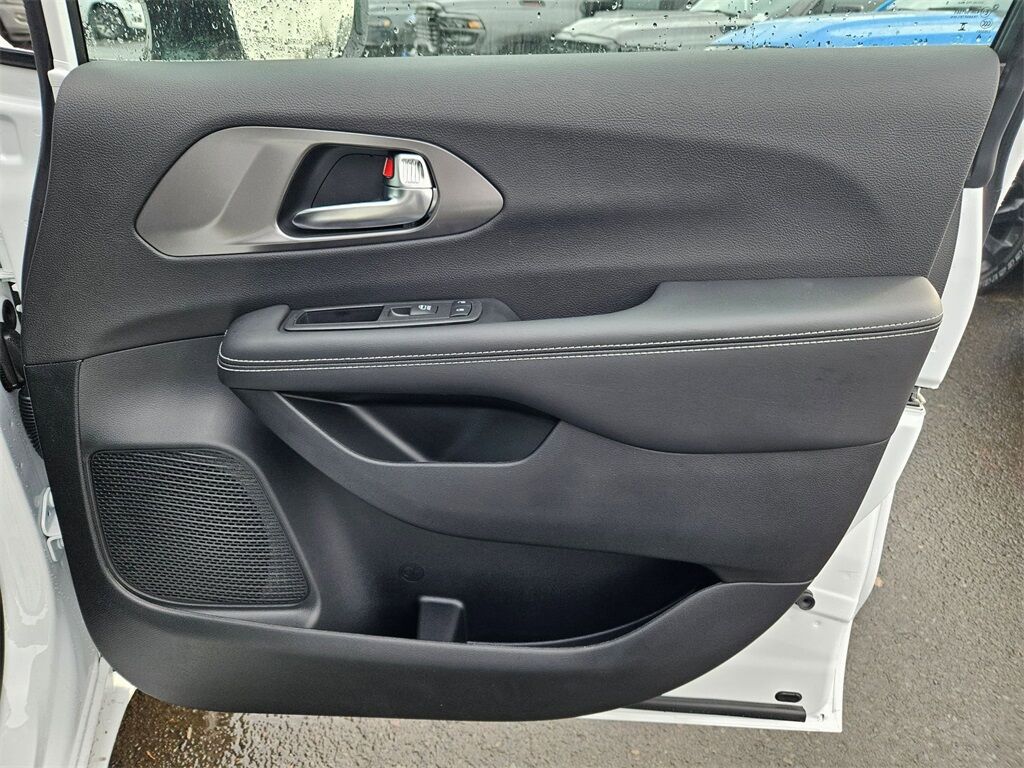 2026 Chrysler Pacifica Select Gresham OR